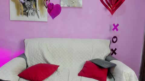 chloe online show from February 14, 2025, 2:33 pm