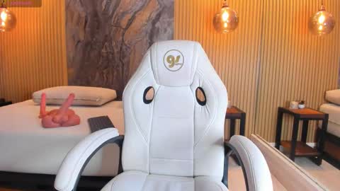  CHLOE  online show from November 8, 2025, 7:23 pm