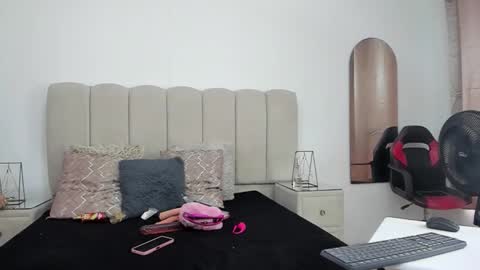 Snapshot of choeandbritany chatting on October 12, 2025, 7:35 pm ChoeANDbritany online show from October 12, 2025, 7:35 pm