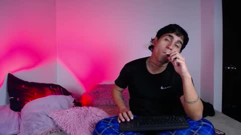 Snapshot of chriss_wg_ chatting on October 14, 2025, 12:55 am Christian Wang online show from October 14, 2025, 12:55 am