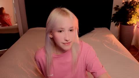 EvaBlonde TayaBrunette EliieBlack hair online show from May 17, 2026, 8:05 pm