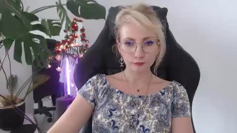 Snapshot of cinderellamoon chatting on July 20, 2026, 12:29 pm Cinderella online show from July 20, 2026, 12:29 pm