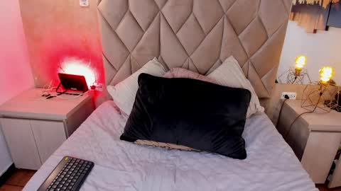 Laura  online show from April 28, 2026, 2:27 am