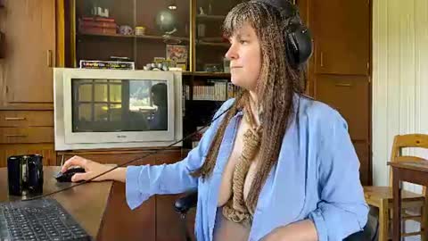 Snapshot of claire_moulin chatting on July 1, 2026, 12:29 pm Claire Moulin online show from July 1, 2026, 12:29 pm