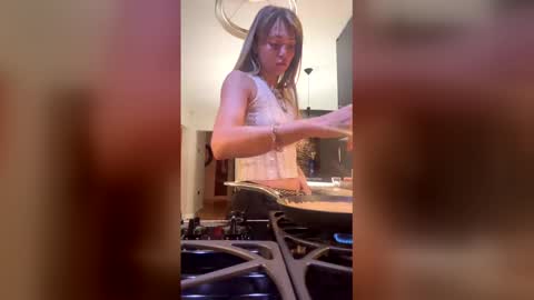 Snapshot of clairethompson01 chatting on December 20, 2025, 5:58 am Claire online show from December 20, 2025, 5:58 am