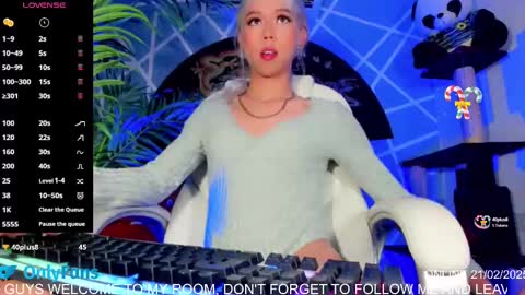 Snapshot of claudia_cooper chatting on February 22, 2025, 2:28 am online show from February 22, 2025, 2:28 am