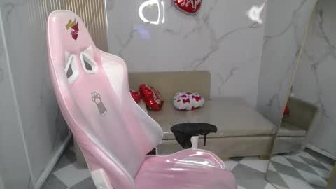 Clhoe online show from February 15, 2026, 12:25 pm