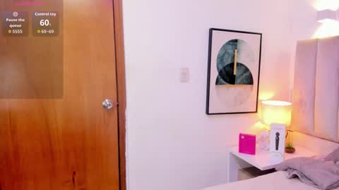 clhoe_johnson_ online show from November 17, 2025, 12:55 pm