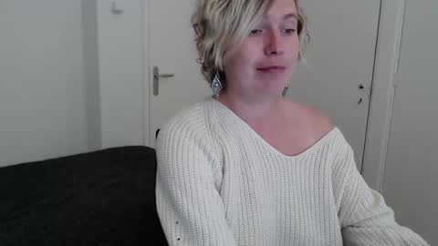 Syl  online show from October 20, 2025, 9:04 pm