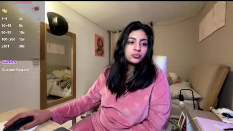 cloe small online show from November 22, 2025, 1:37 am