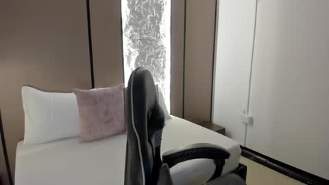 cloee20_ online show from December 20, 2025, 2:29 am