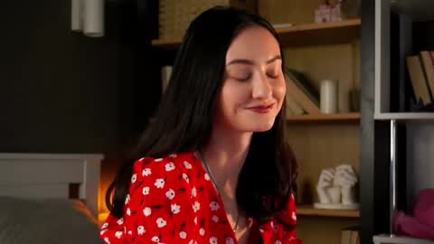 Daisy Nowak online show from October 19, 2025, 11:22 am