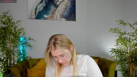 Snapshot of colleen_blake chatting on May 26, 2026, 5:42 pm Collen Mon Tue Wed Thu Fri GMT 3 0300am - 0900am online show from May 26, 2026, 5:42 pm
