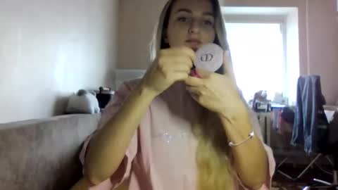 cora_fora online show from September 18, 2025, 11:23 am