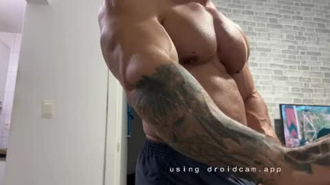 Snapshot of couplemuscle40 chatting on May 30, 2026, 11:35 pm couplemuscle40 online show from May 30, 2026, 11:35 pm