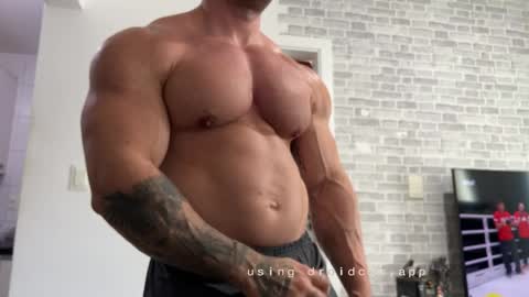 Snapshot of couplemuscle40 chatting on June 5, 2026, 2:12 pm couplemuscle40 online show from June 5, 2026, 2:12 pm