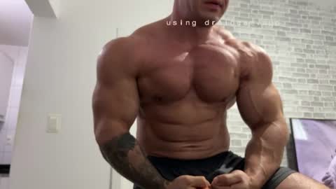 Snapshot of couplemuscle40 chatting on June 8, 2026, 1:44 pm couplemuscle40 online show from June 8, 2026, 1:44 pm