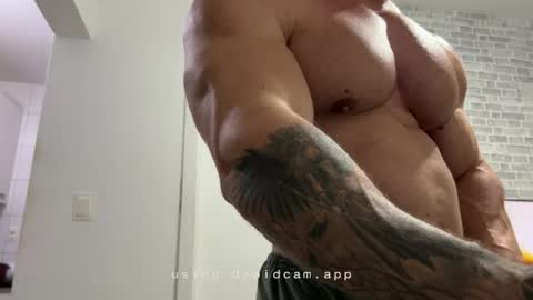 Snapshot of couplemuscle40 chatting on June 9, 2026, 1:23 pm couplemuscle40 online show from June 9, 2026, 1:23 pm