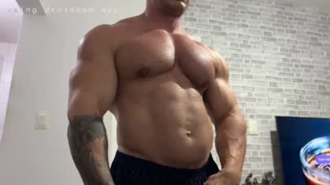 Snapshot of couplemuscle40 chatting on June 15, 2026, 10:12 pm couplemuscle40 online show from June 15, 2026, 10:12 pm