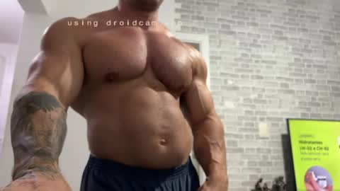 Snapshot of couplemuscle40 chatting on June 16, 2026, 11:29 pm couplemuscle40 online show from June 16, 2026, 11:29 pm