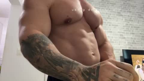 Snapshot of couplemuscle40 chatting on June 17, 2026, 7:26 pm couplemuscle40 online show from June 17, 2026, 7:26 pm