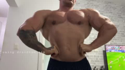 Snapshot of couplemuscle40 chatting on June 22, 2026, 6:27 pm couplemuscle40 online show from June 22, 2026, 6:27 pm