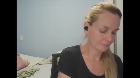 Snapshot of crazyanny chatting on April 17, 2026, 12:13 am Anny online show from April 17, 2026, 12:13 am