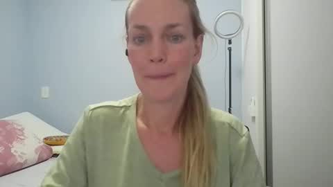 Snapshot of crazyanny chatting on April 22, 2026, 12:24 am Anny online show from April 22, 2026, 12:24 am