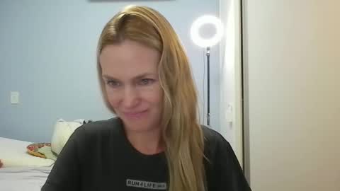 Snapshot of crazyanny chatting on April 22, 2026, 12:28 pm Anny online show from April 22, 2026, 12:28 pm