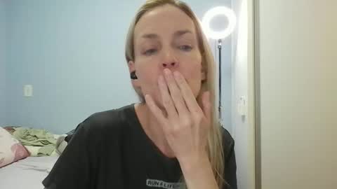Snapshot of crazyanny chatting on April 23, 2026, 12:29 pm Anny online show from April 23, 2026, 12:29 pm