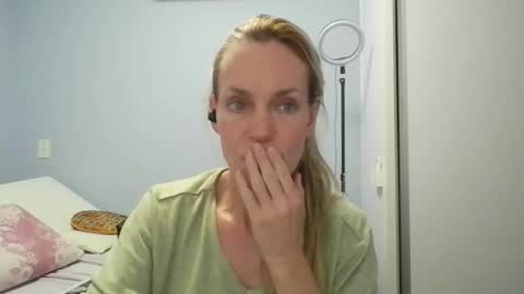 Snapshot of crazyanny chatting on April 24, 2026, 12:35 am Anny online show from April 24, 2026, 12:35 am