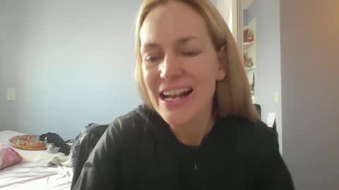 Snapshot of crazyanny chatting on May 4, 2026, 12:23 pm Anny online show from May 4, 2026, 12:23 pm