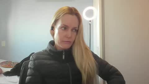 Snapshot of crazyanny chatting on May 13, 2026, 12:13 pm Anny online show from May 13, 2026, 12:13 pm