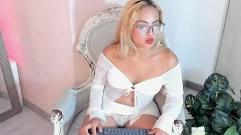 CristyBloom  online show from May 8, 2026, 10:48 pm