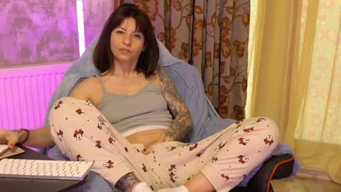 crissy_love online show from April 4, 2026, 5:38 am