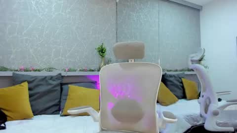 cristalbm_ online show from May 16, 2026, 4:31 am