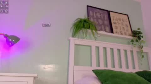 Snapshot of cristalcornner_ chatting on September 26, 2025, 7:40 pm Nicole  Connection time 220pm-910pmCol online show from September 26, 2025, 7:40 pm