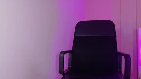 Snapshot of cristalcornner_ chatting on October 17, 2025, 7:49 pm Nicole  Connection time 220pm-910pmCol online show from October 17, 2025, 7:49 pm