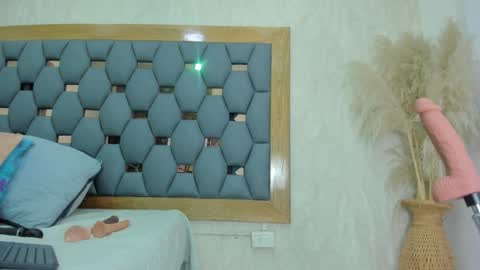 crystal_sm online show from December 5, 2025, 3:26 am