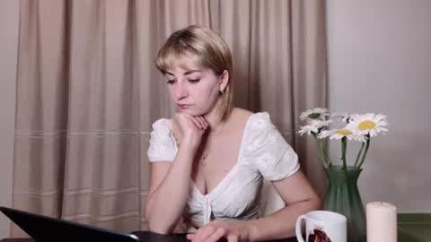 Snapshot of crystalfever_ chatting on July 4, 2026, 8:04 pm Mary online show from July 4, 2026, 8:04 pm