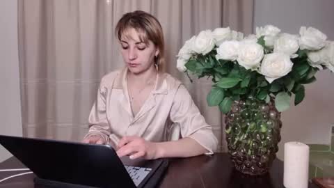 Snapshot of crystalfever_ chatting on August 5, 2026, 8:44 pm Mary online show from August 5, 2026, 8:44 pm