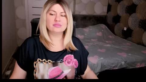 Snapshot of crystallleyes chatting on October 3, 2025, 2:41 am CrystalllEyes online show from October 3, 2025, 2:41 am