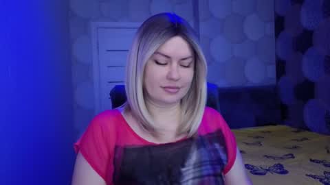 Snapshot of crystallleyes chatting on October 19, 2025, 2:12 am CrystalllEyes online show from October 19, 2025, 2:12 am