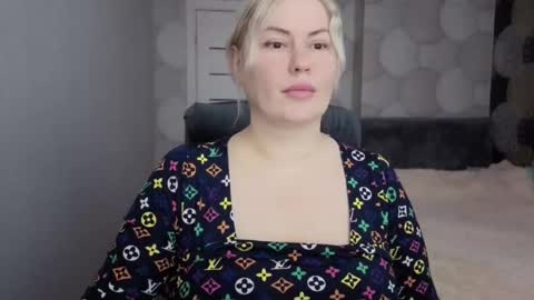 Snapshot of crystallleyes chatting on November 14, 2025, 5:06 am CrystalllEyes online show from November 14, 2025, 5:06 am