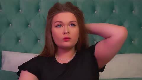 Crystal online show from February 19, 2026, 6:09 am