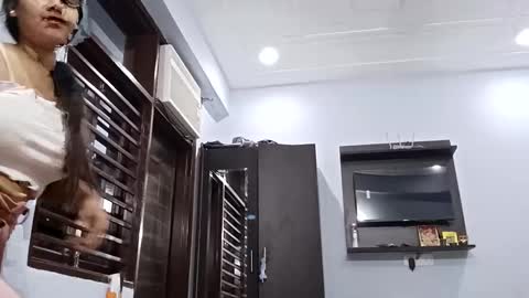 cuddlemuffins online show from March 6, 2026, 7:43 pm