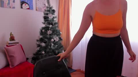 Snapshot of cuddlingbunnny chatting on December 17, 2024, 6:42 pm Leonela online show from December 17, 2024, 6:42 pm