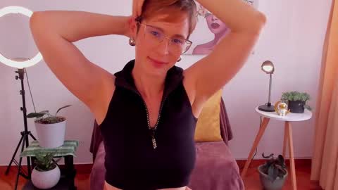 Snapshot of cuddlingbunnny chatting on February 28, 2025, 9:23 pm Leonela online show from February 28, 2025, 9:23 pm
