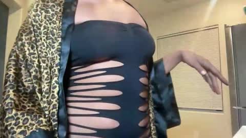 Snapshot of cum2charmxx chatting on October 21, 2025, 4:57 am cum2charmxx online show from October 21, 2025, 4:57 am