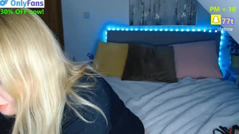 Snapshot of curiousneighbour chatting on February 3, 2026, 4:54 am FREE Instagram dancingneighbour online show from February 3, 2026, 4:54 am